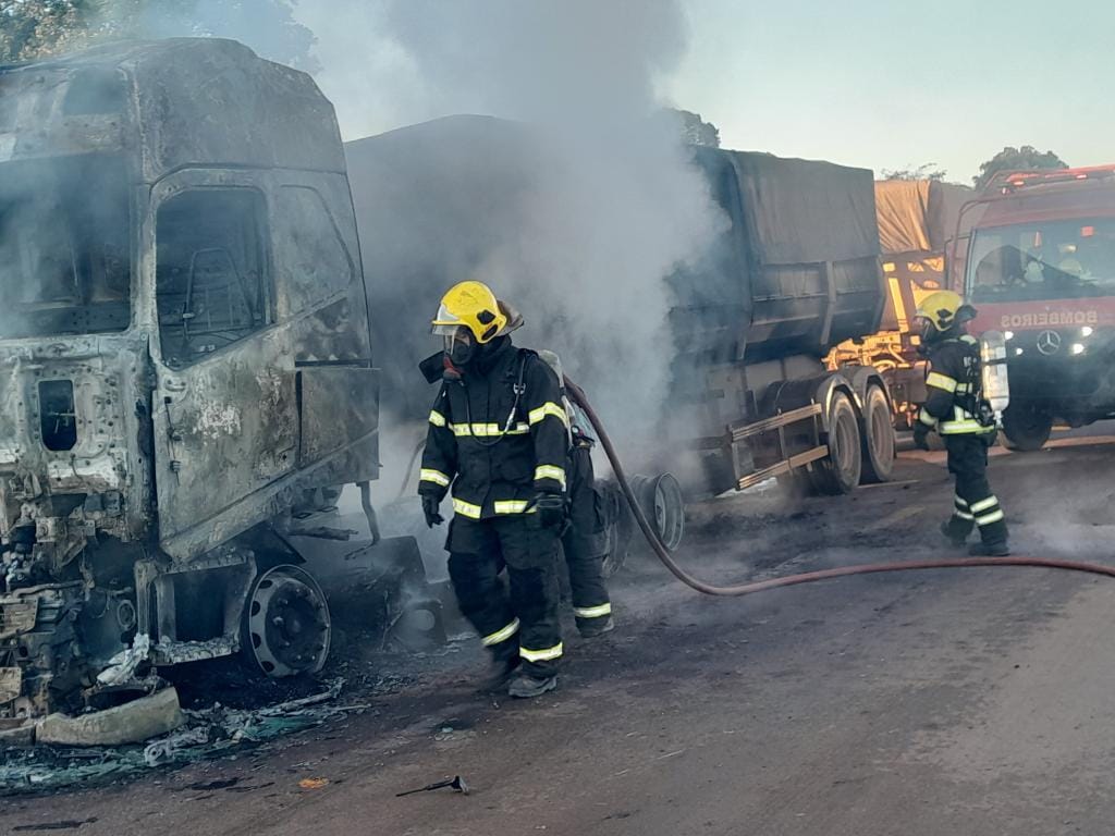 Fogo consome cabine e parte de carga de carreta na rodovia BR-163 durante a manhã deste domingo