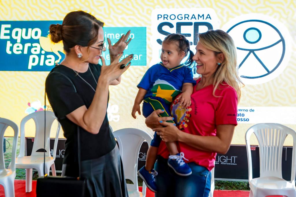 Primeira-dama, Setasc e Sefaz entregam cheque do Nota MT para Apae de Sorriso nesta terça-feira (1º)