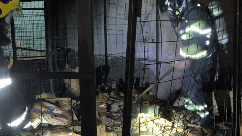 Corpo de Bombeiros realiza rescaldo após fogo em depósito do Atacadão em Lucas do Verde