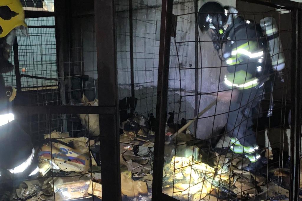 Corpo de Bombeiros realiza rescaldo após fogo em depósito do Atacadão em Lucas do Verde