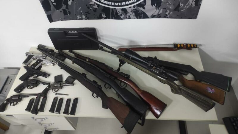 Força Tática apreende fuzis, 326 munições e prende três faccionados em flagrante por porte ilegal