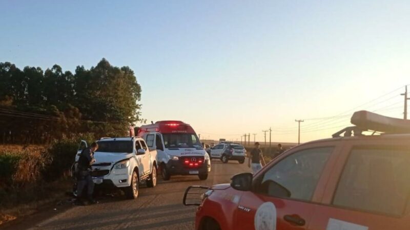 Corpo de Bombeiros socorre duas vítimas de acidente entre moto e caminhonete