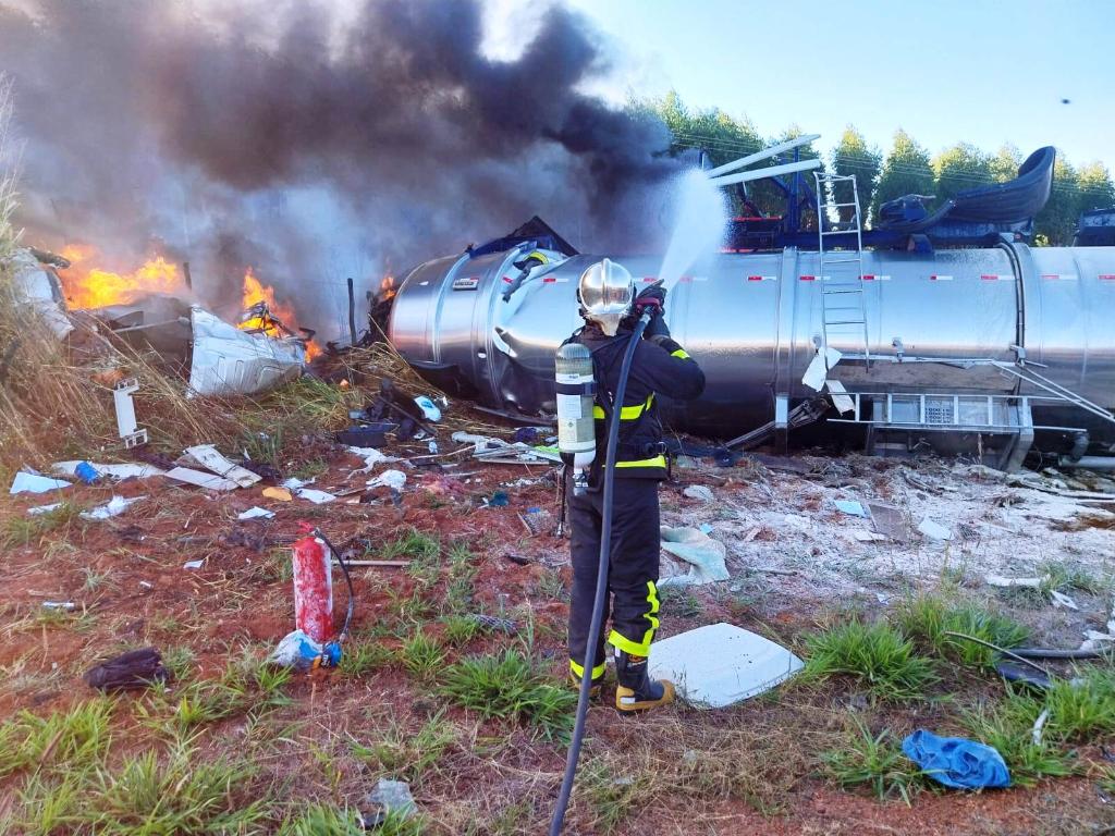 Corpo de Bombeiros combate incêndio após colisão entre carretas na MT-100