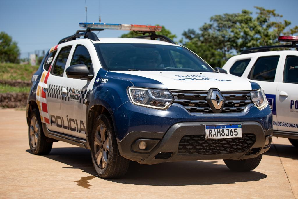 Polícia Militar localiza carro roubado e prende dupla suspeita por latrocínio de idoso