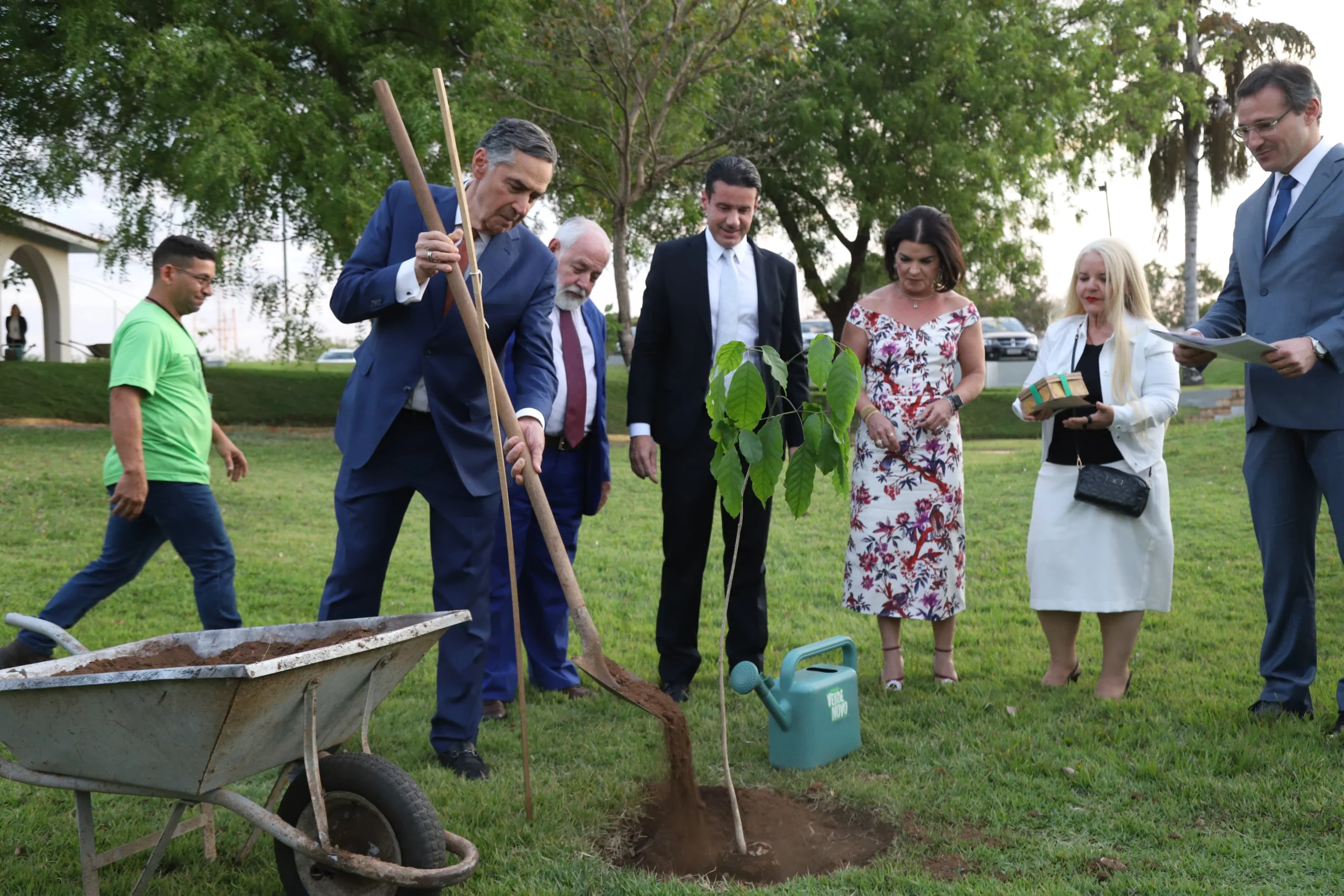 Ministro Barroso planta Ipê Amarelo e celebra compromisso ambiental em Mato Grosso