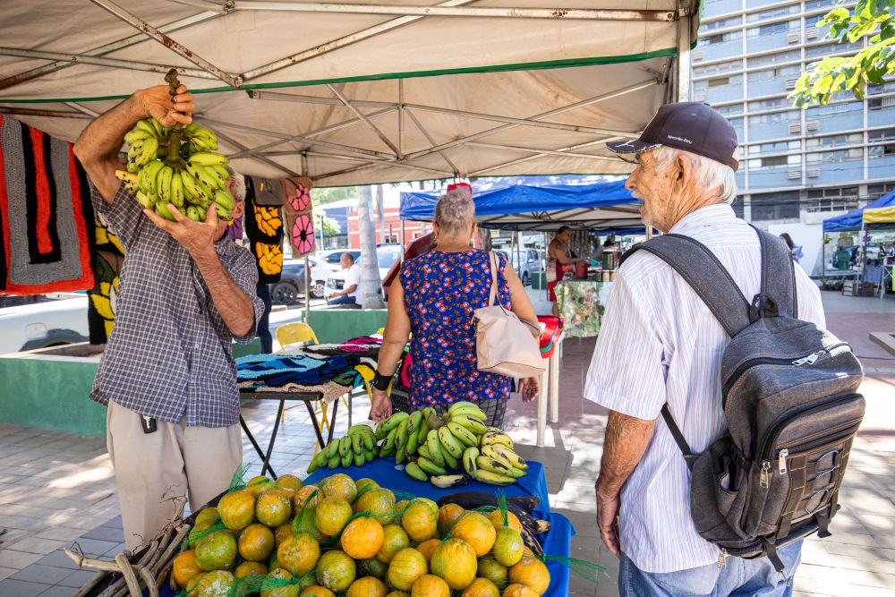 Feira da Agricultura Familiar movimenta Praça Alencastro nesta segunda