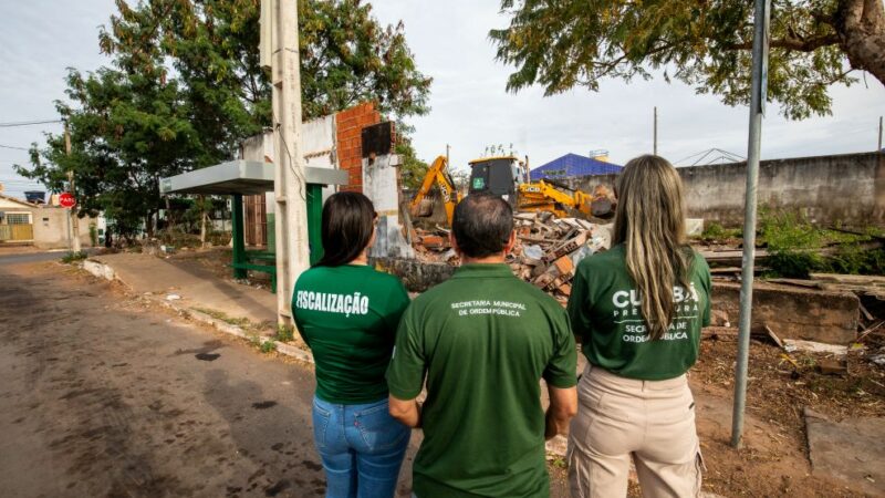 Prefeitura de Cuiabá faz demolição de obras irregulares usadas por criminosos