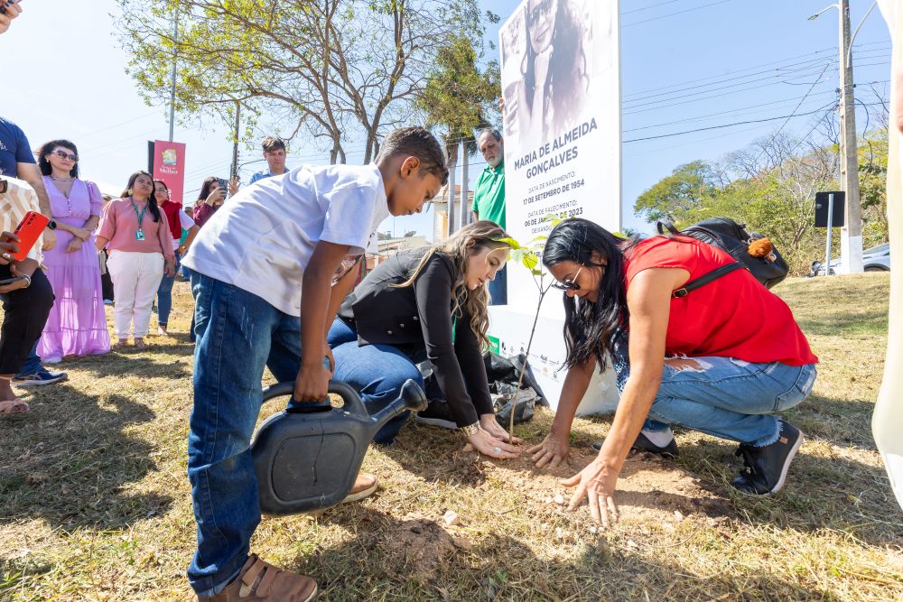Ato simbólico homenageia vítimas de feminicídio e reforça serviços da Secretaria