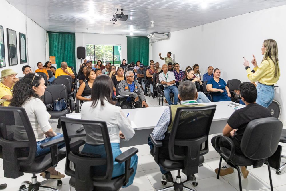 Prefeitura entrega autorizações a ambulantes do Parque das Águas