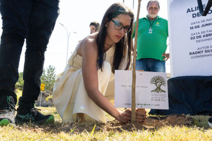 Procuradoria Especial da Mulher da ALMT homenageia mulheres vítimas de feminicídio em ato simbólico