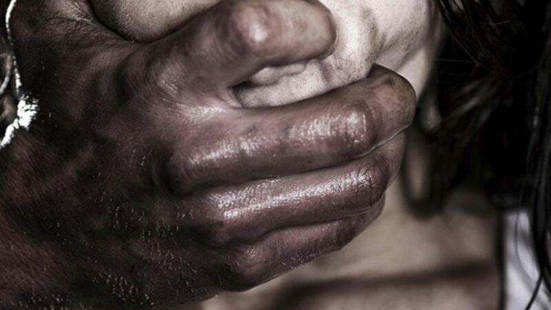 Homem enforca e desmaia companheira no soco duas vezes por ciúmes e vai preso em VG