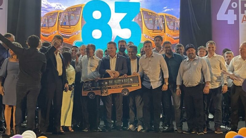 Governo de MT entrega mais 83 novos ônibus para transportar alunos do campo
