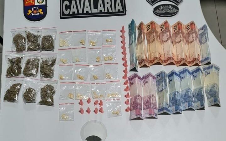 Cavalaria da Polícia Militar prende trio com 49 porções de drogas em Juína