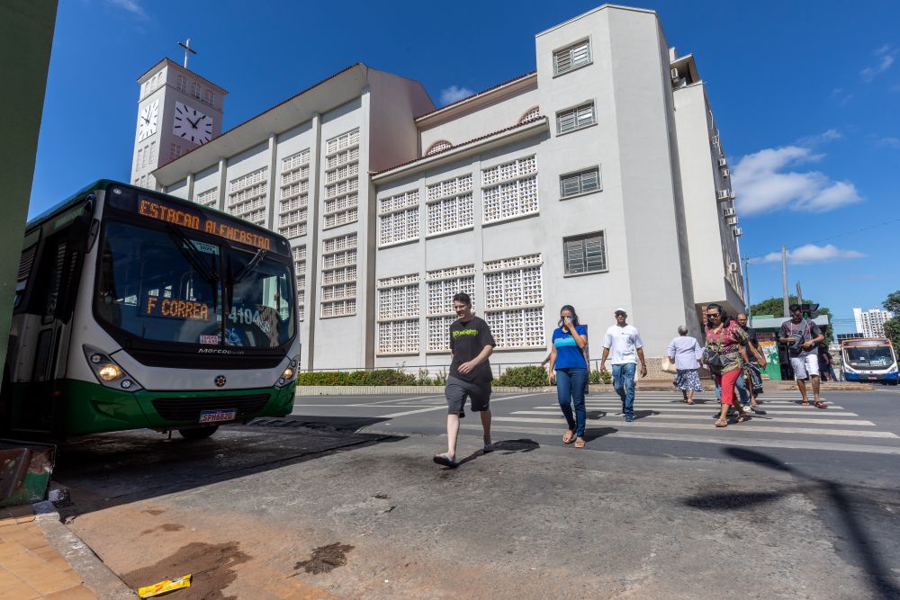 Prefeito anuncia nova medida para garantir segurança de pedestres no transporte coletivo de Cuiabá