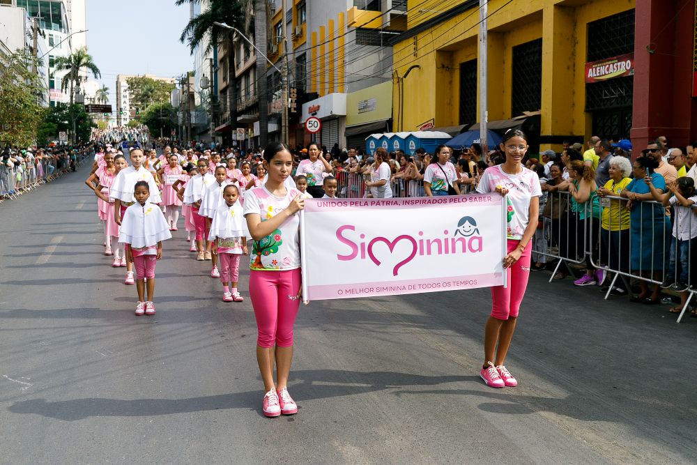 Simininas encantam com Aquarela e fanfarras agitam o público no desfile cívico