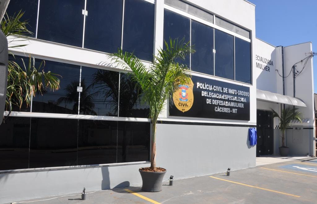 Homem põe arma na cabeça da esposa, ameaça atirar e promete incendiar residência