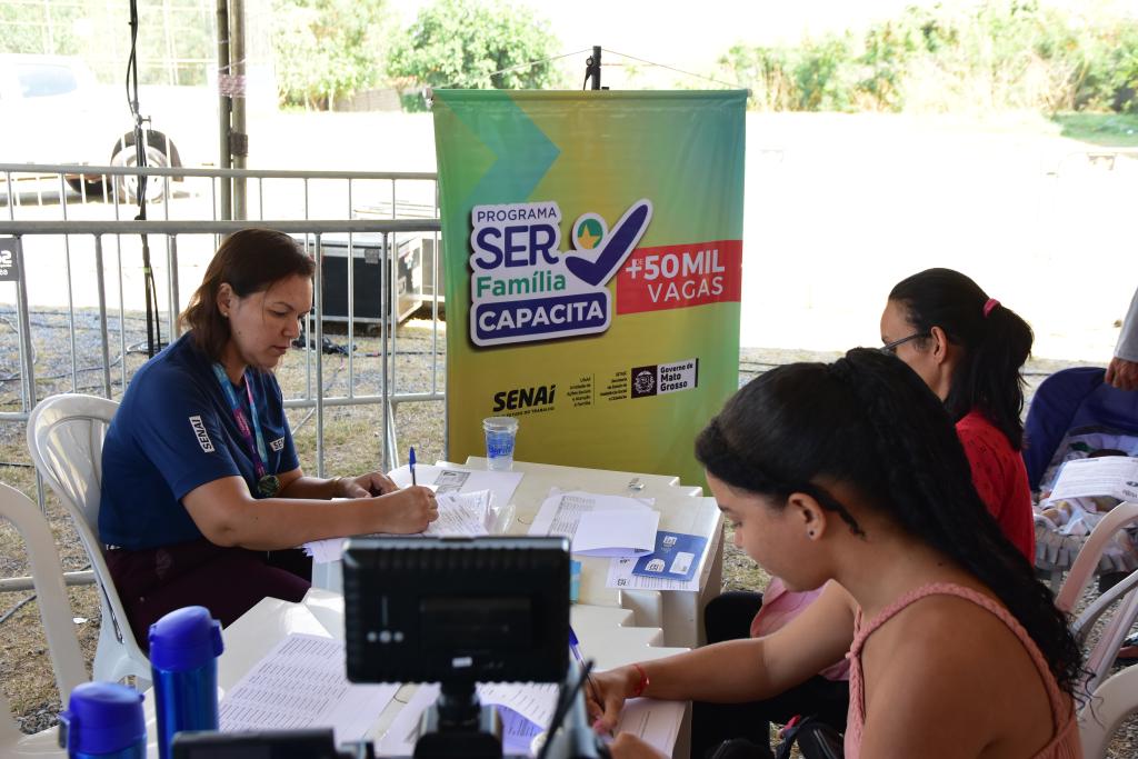 Mais de 600 novas matrículas em capacitações são realizadas em mutirão de entrega de cartões do SER Família