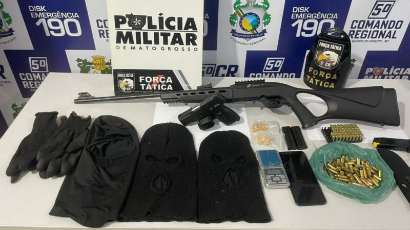 Força Tática apreende rifle, pistola, 130 munições e prende homem por porte ilegal e tráfico de drogas