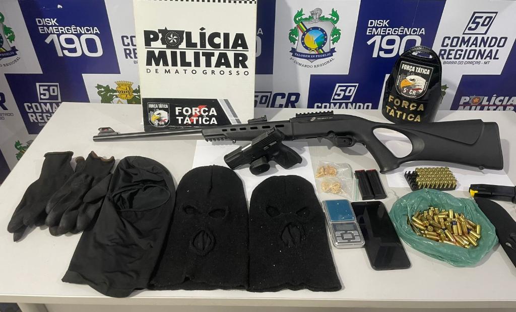 Força Tática apreende rifle, pistola, 130 munições e prende homem por porte ilegal e tráfico de drogas