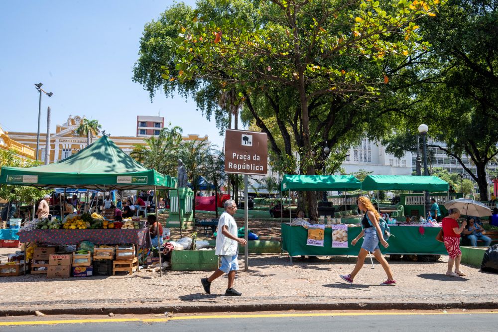 Feira da Agricultura Familiar movimenta a Praça da República nesta segunda