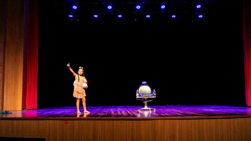 Aluna de Cuiabá emociona público ao interpretar criança vítima de acidente