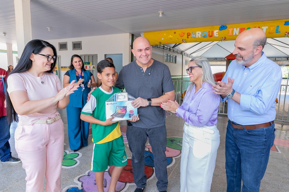 Prefeito e primeira dama premiam aluno de Cuiabá por melhor música infantil