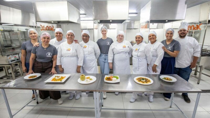 Merendeiras de escolas produzem pratos para a final do ‘Chef Cuiabano’