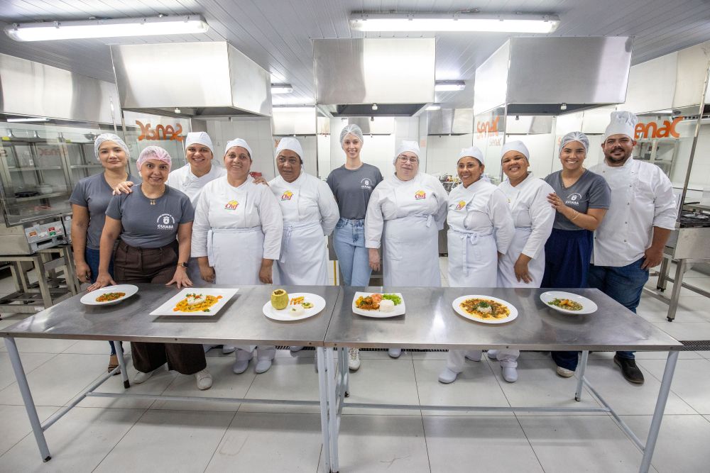 Merendeiras de escolas produzem pratos para a final do ‘Chef Cuiabano’