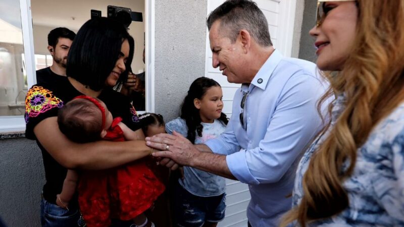 Governo de MT entrega chaves da casa própria para 200 famílias e anuncia investimentos