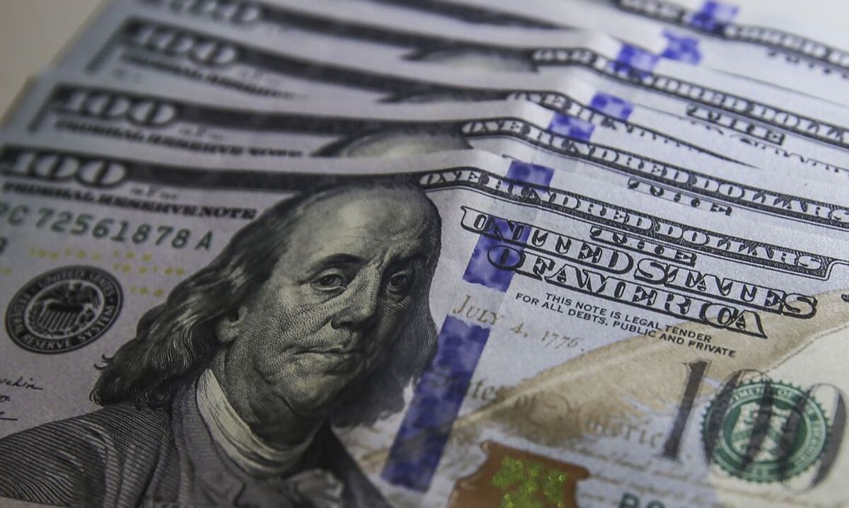 Dólar tem leve alta com cautela externa e fiscal, mas fecha abaixo de R$ 5,40