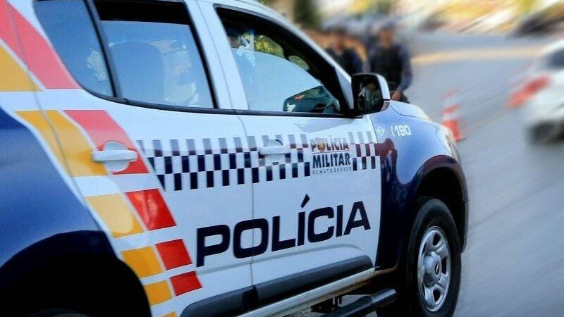 Homem esfaqueia o namorado da avó e se entrega à PM após ser ameaçado por facção