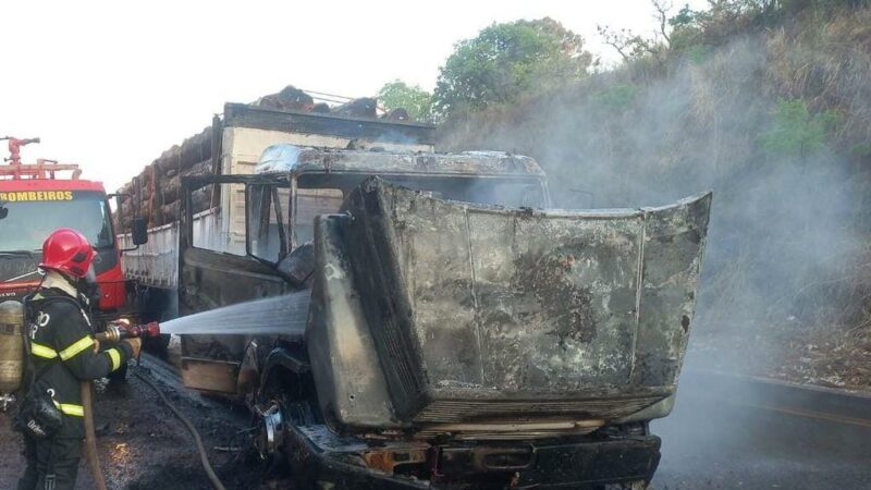 Corpo de Bombeiros Militar combate incêndio em carreta que transportava madeira