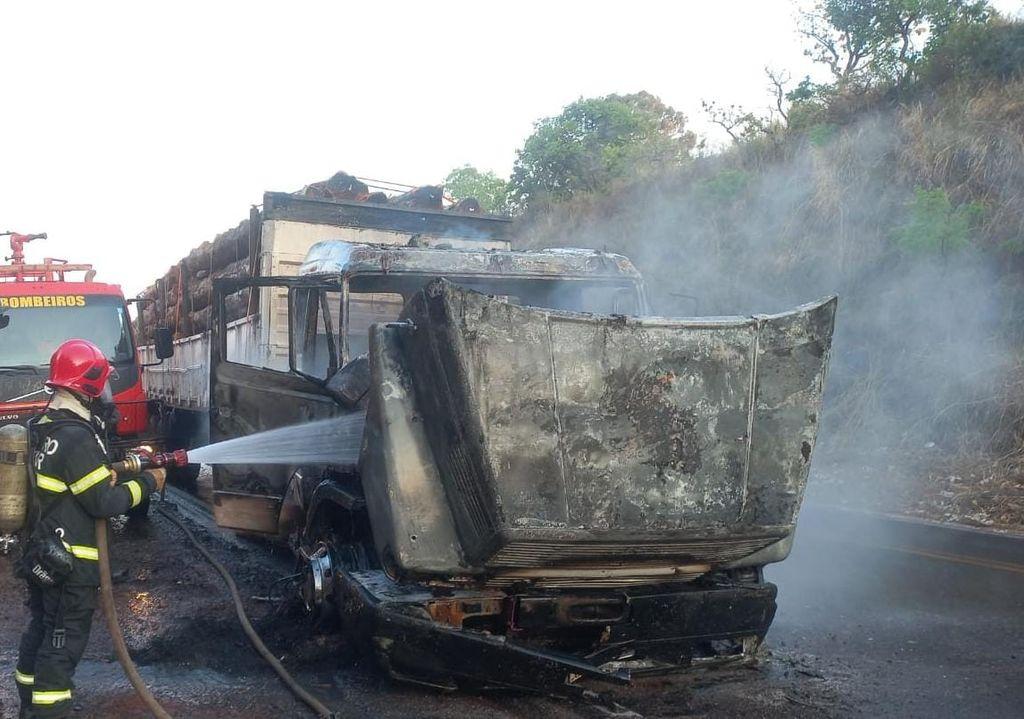 Corpo de Bombeiros Militar combate incêndio em carreta que transportava madeira