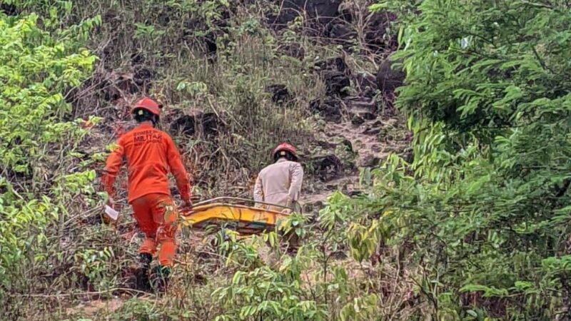 Bombeiros resgatam corpos em locais de difícil acesso em apoio à Polícia Civil