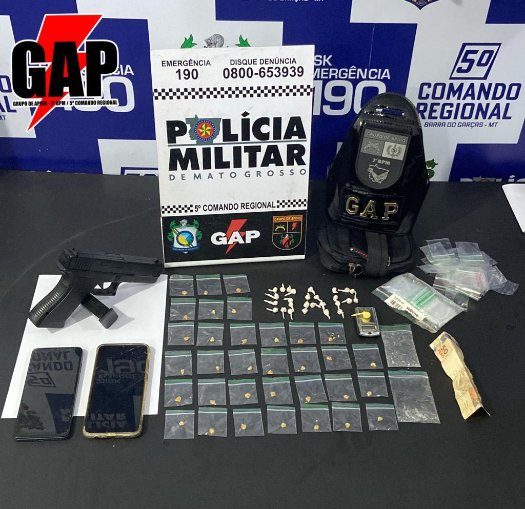 Polícia Militar prende três homens com porções de pasta base e simulacro de arma de fogo