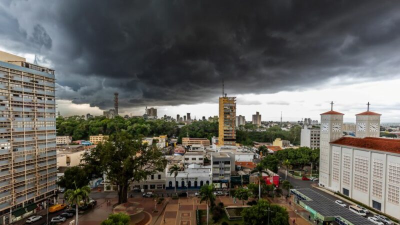 Alerta de tempestades tem monitoramento e orientação contínua da Defesa Civil em Cuiabá