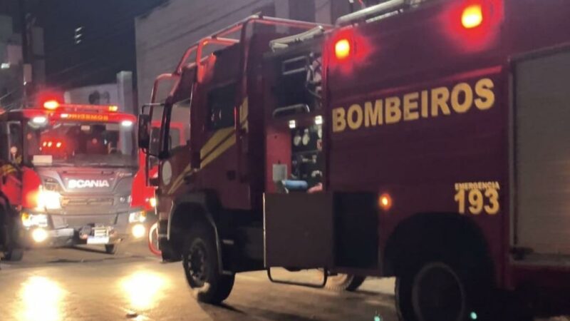 Corpo de Bombeiros combate incêndio em edificação comercial