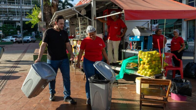 Prefeitura de Cuiabá entrega 250 lixeiras para comerciantes e ambulantes do Centro Histórico