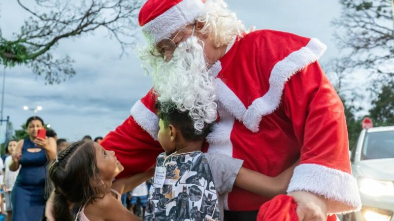 Chegada do Papai Noel, apresentação de coral e presentes marcam ação no Parque Tia Nair