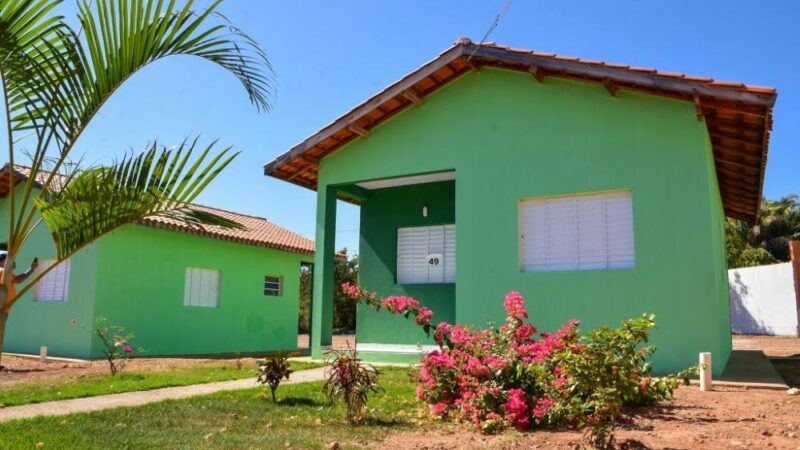 Primeira-dama de MT e Setasc entregam novas casas do SER Família Habitação em Paranaíta