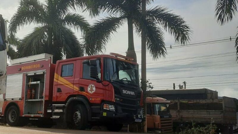 Bombeiros realizam desencarceramento de vítima de acidente entre carro e carreta na BR-070