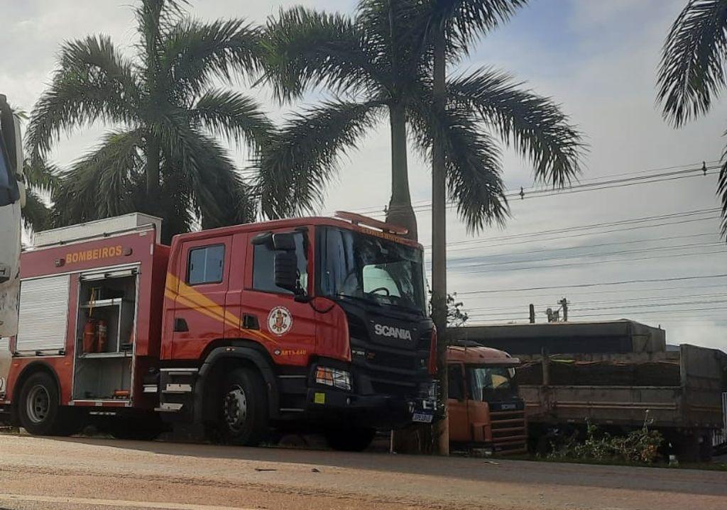 Bombeiros realizam desencarceramento de vítima de acidente entre carro e carreta na BR-070