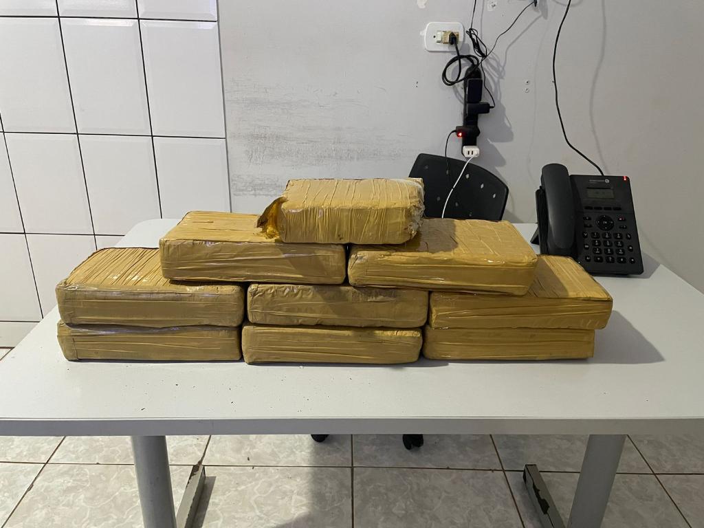 Polícia Militar apreende nove tabletes de maconha e prende trio por tráfico