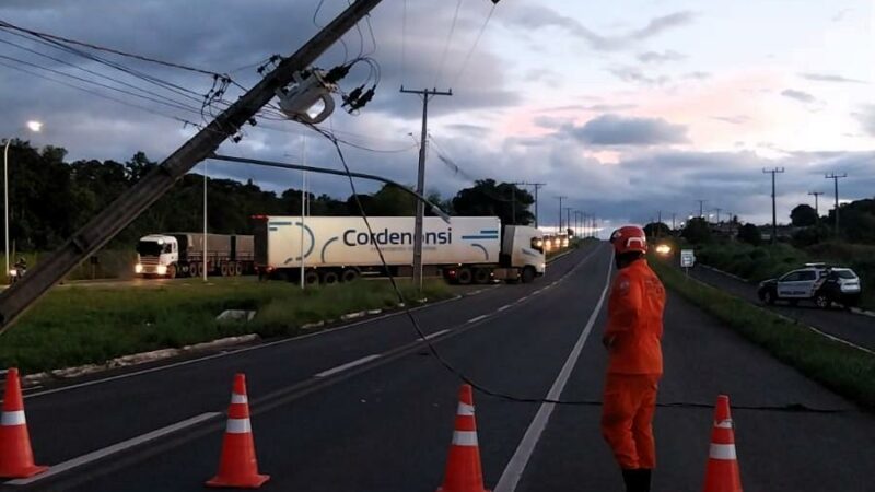 Corpo de Bombeiros atende ocorrência de acidente de trânsito com risco elétrico na MT-100