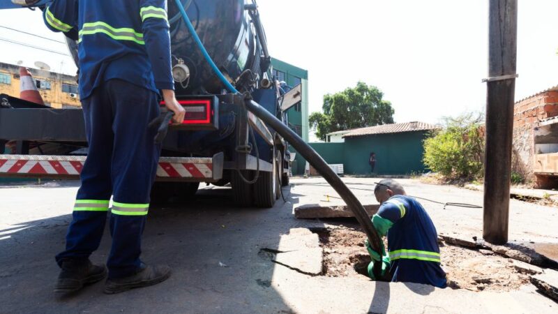 Descarte ilegal de óleo é descoberto durante operação de limpeza urbana