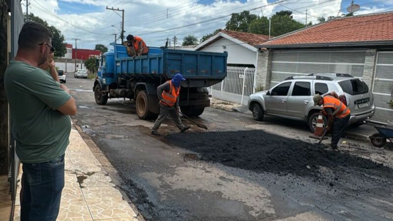 Prefeitura realiza operação tapa-buraco no Jardim das Palmeiras neste sábado (3)