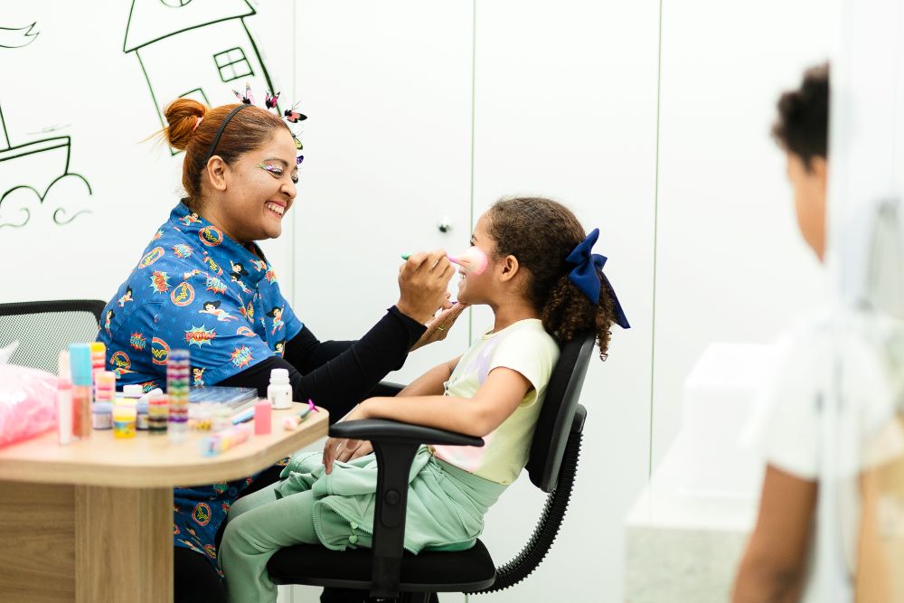 CMI promove ação lúdica com pintura facial e transforma espera das crianças em momento de acolhimento