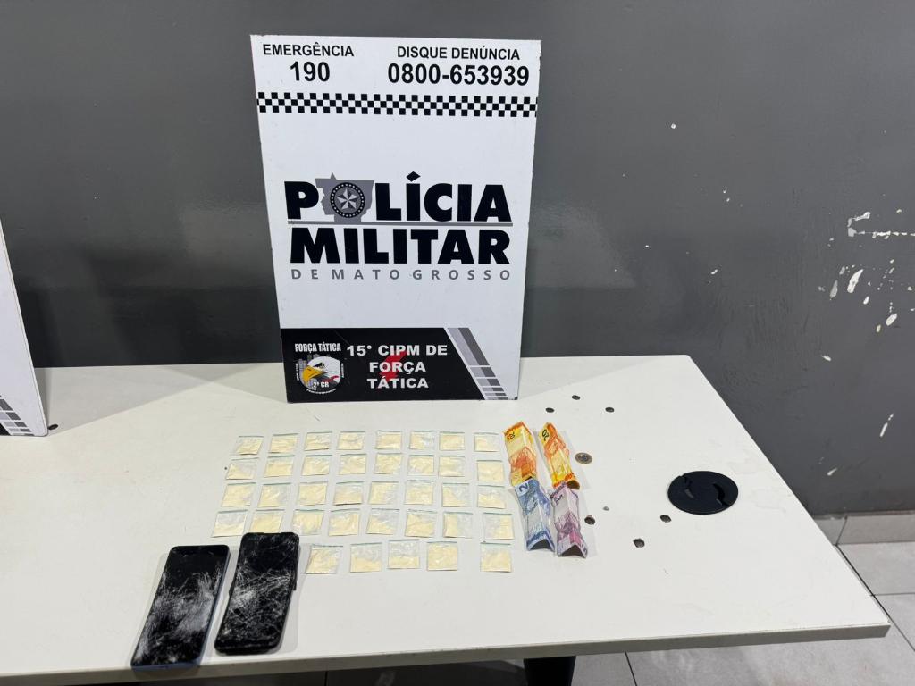 Força Tática prende dois homens e apreende 37 porções de cocaína