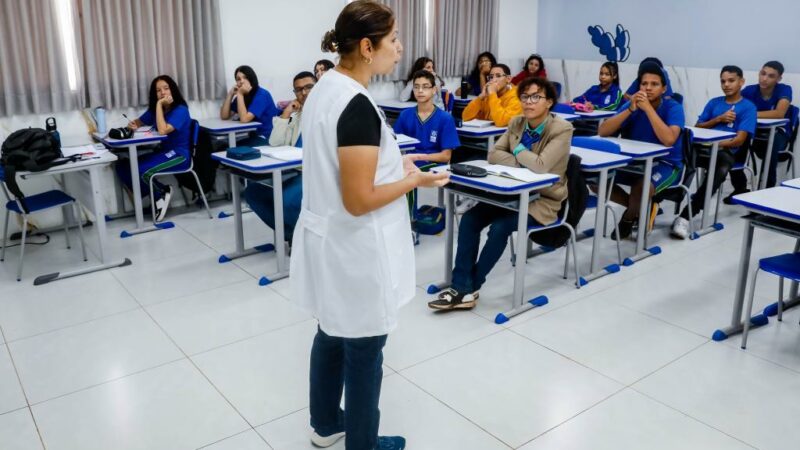 Governo de MT pagou R$ 215 milhões para profissionais da educação que atingiram meta