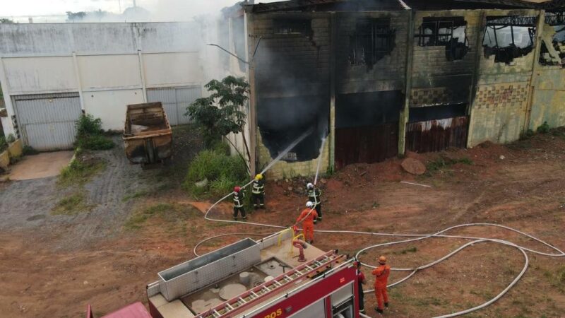 Corpo de Bombeiros combate incêndio em depósito abandonado em Várzea Grande